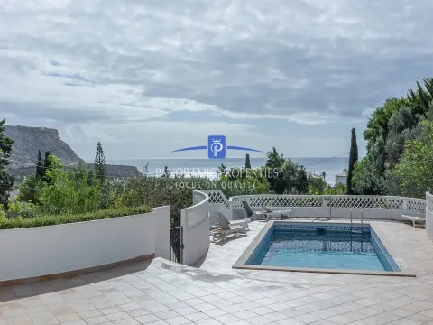 Moradia Tradicional com Piscina e Anexo Contemporâneo Deslumbrante, com espetacular vista mar