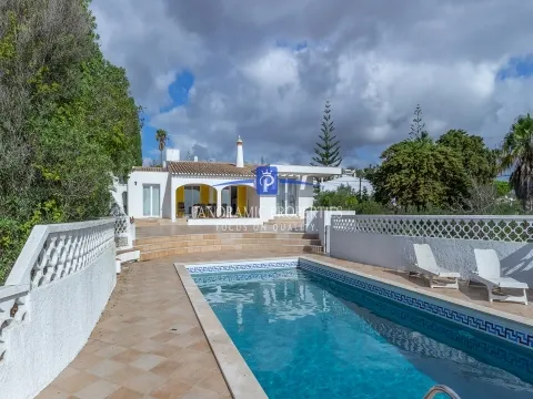 Moradia Tradicional com Piscina e Anexo Contemporâneo Deslumbrante, com espetacular vista mar