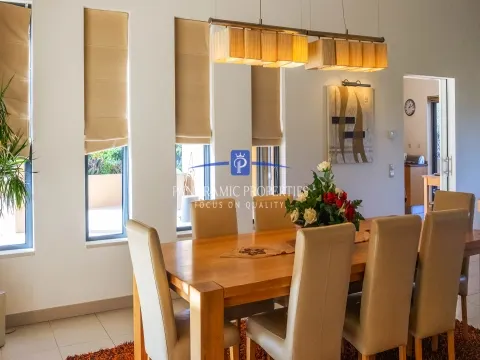 Moradia Única com 4+1 Quartos e Piscina em Grande Terreno, perto de Lagos