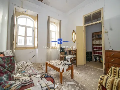 Unique opportunity to restore a charming house in Portimão
