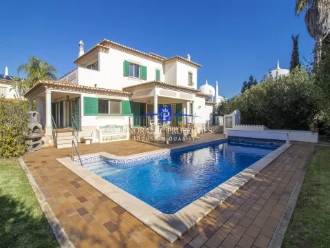 EXCLUSIVO PANORAMIC PROPERTIES! Encantadora e elegante moradia com 3 quartos