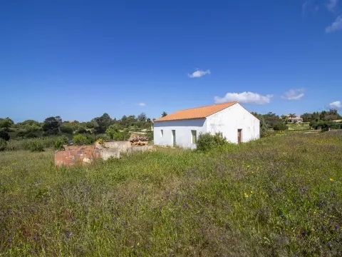 EXCLUSIVO! Oportunidade excepcional para criar a moradia dos seus sonhos.