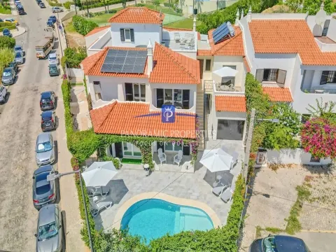 Moradia renovada T5+ 2 quartos, piscina, anexo de hóspedes e vista mar, a 300m da praia, Porches