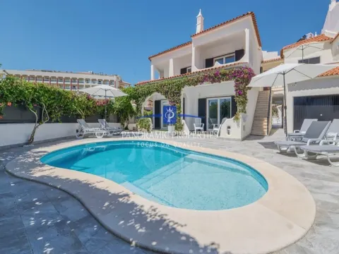 Moradia renovada T5+ 2 quartos, piscina, anexo de hóspedes e vista mar, a 300m da praia, Porches