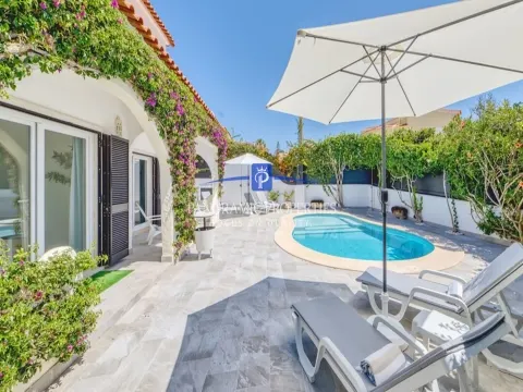 Moradia renovada T5+ 2 quartos, piscina, anexo de hóspedes e vista mar, a 300m da praia, Porches