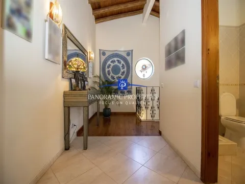  EXCLUSIVO!  Elegante moradia de 3 quartos com piscina e vistas panorâmicas