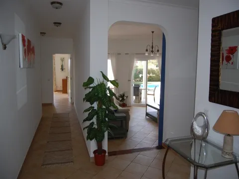 Exceptional 4-bedroom villa with sea views