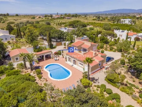 Moradia recentemente remodelada com 3 quartos perto de Carvoeiro