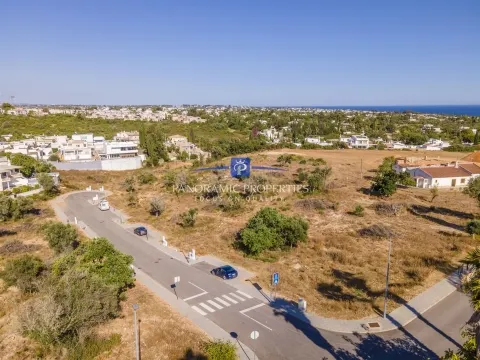 A oportunidade perfeita para construir uma luxuosa moradia isolada com piscina privada.