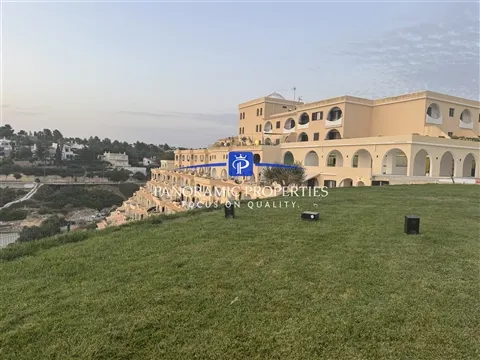 Execional apartamento T3, com vistas mar.