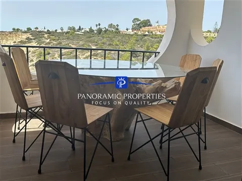 Execional apartamento T3, com vistas mar.