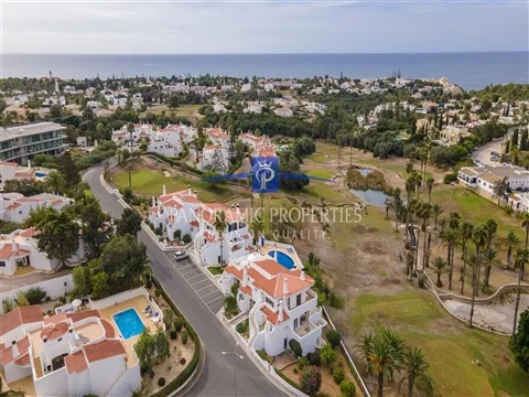Elegant and well-appointed three bedroom townhouse with sea and golf views in Carvoeiro.