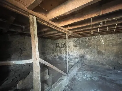 Moradia em granito para reconstruir em Mangualde