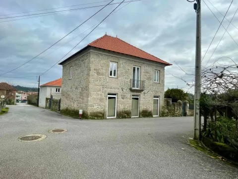 Moradia T3 + 2 apartamentos T2 em Campo de Besteiros, Tondela