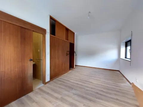 Andar moradia T4 para arrendamento em Mangualde