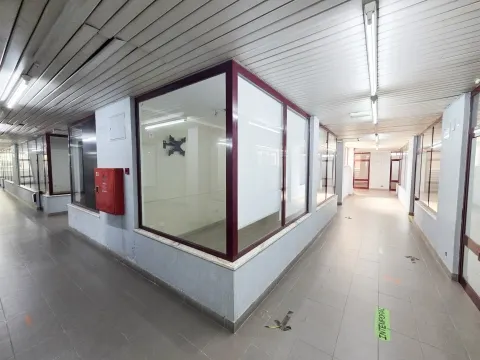 Loja para Venda no Centro Comercial 2000 em Viseu