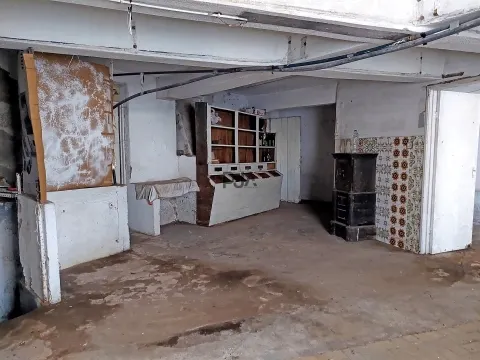 Moradia T4 para remodelar em Routar, Torredeita