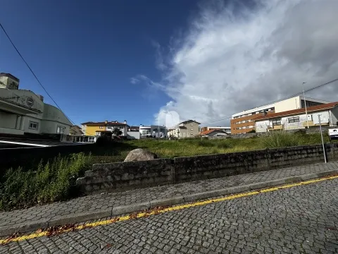 Oportunidade Única em Perosinho — Lote para Construção de Moradia Geminada