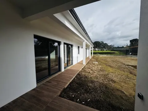 Moradia T4 Nova para Arrendar em Arada, Ovar | Com Jardim e Garagem