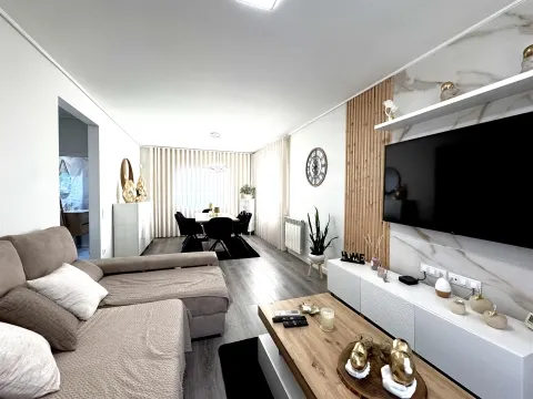 Maison T4 Rénovée à Vendre à Arrifana | Vue Mer | 4 Façades