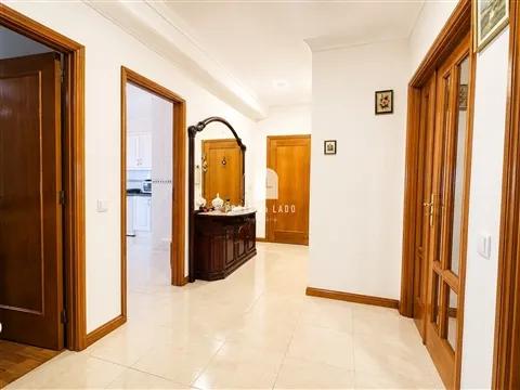 Apartamento T2 em Perosinho à Venda | Garagem, Elevador e Lareira