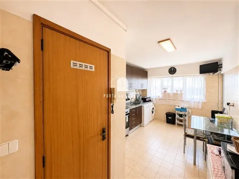 Apartamento T2 em Vila D’Este à Venda | Metro, Elevador e Arrumos