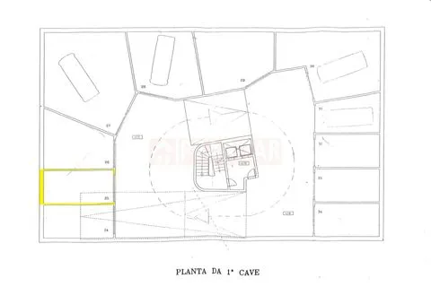 ARRENDA-SE GARAGEM EM PLENA SOLUM