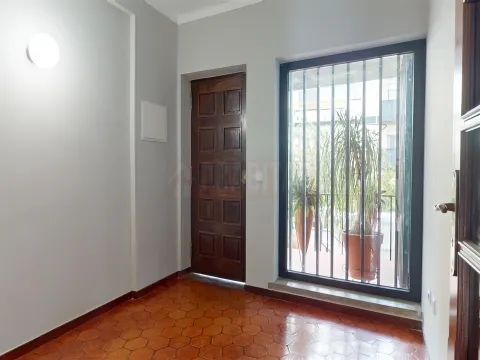 MORADIA T8 COM GARAGEM E JARDIM JUNTO À SOLUM