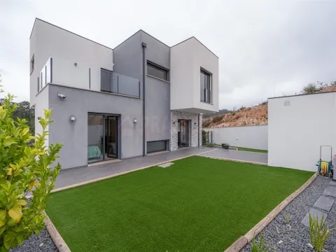 MORADIA T4 COM GARAGEM TRIPLA E LOGRADOURO