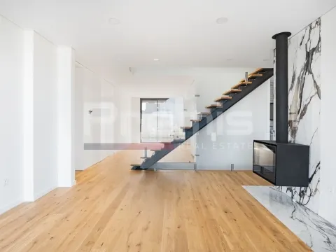 Moradia T4 na Madalena, com vista mar/ Piscina/ Jardim