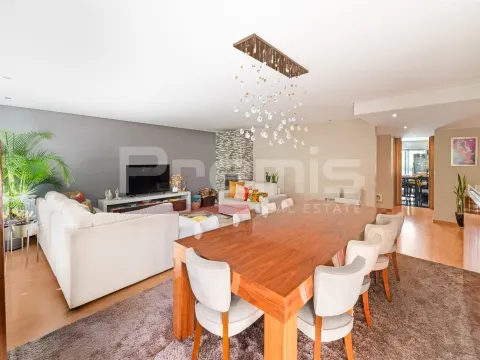 Moradia T5, com jardim e garagem para 4 carros, em Vila Nova de Gaia