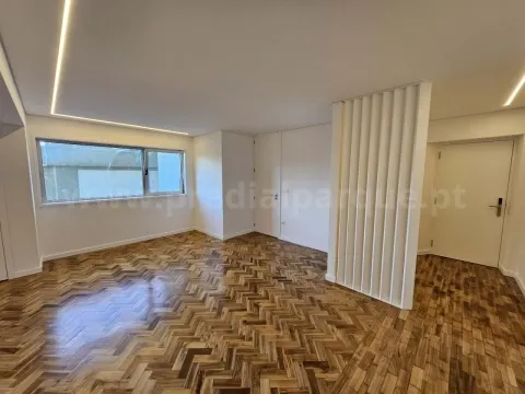 Apartamento T4 totalmente renovado com lugar de garagem, à Trindade