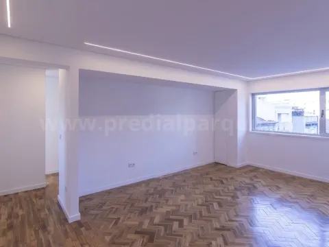 Apartamento T4 totalmente renovado com lugar de garagem, à Trindade