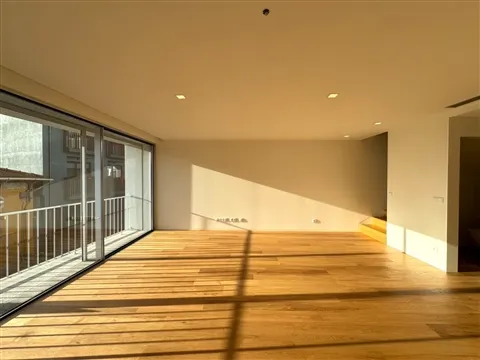 Moradia T4 com 212 m2, varanda e terraço