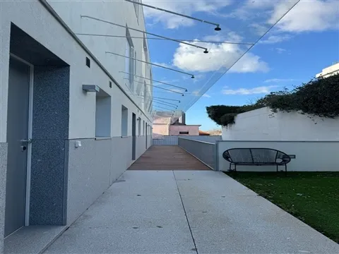 Moradia T4 com 212 m2, varanda e terraço