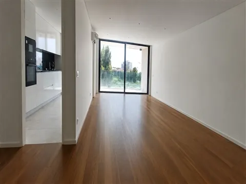 3-Zimmer-Wohnung mit Terrasse, Garage für 2 Autos und hervorragender Lage direkt neben dem Bessa-Sta
