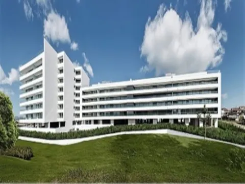 Apartamento T3 em condomínio fechado de luxo na Foz, excelente exposição solar, box para 4 carros.