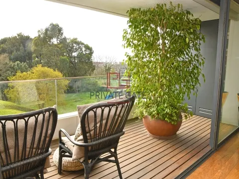 Apartamento T3 em condomínio fechado de luxo na Foz, excelente exposição solar, box para 4 carros.