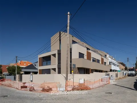 Moradia T3 de 3 frentes com elevador e garagem fechada