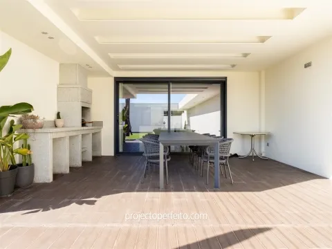 Twee onder één kap 4 kamerwoning + 1