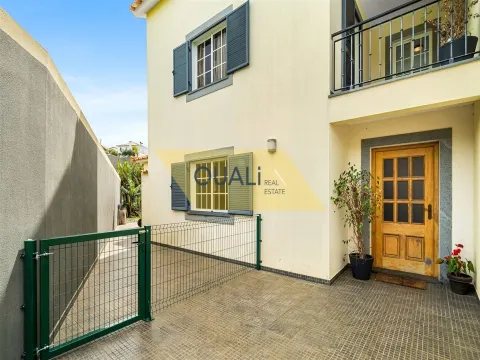4-bedroom house + attic in Estreito da Calheta, Calheta