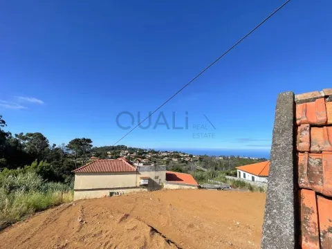 Moradia de pedra em ruínas com terreno nos Prazeres, Calheta - 195 000 euros.