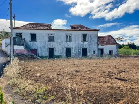 Moradia de pedra em ruínas com terreno nos Prazeres, Calheta - 195 000 euros.
