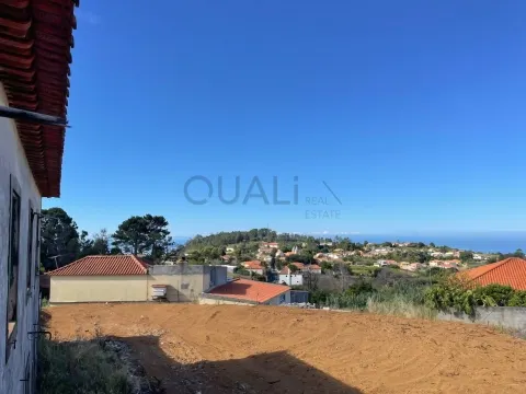 Moradia de pedra em ruínas com terreno nos Prazeres, Calheta - 195 000 euros.