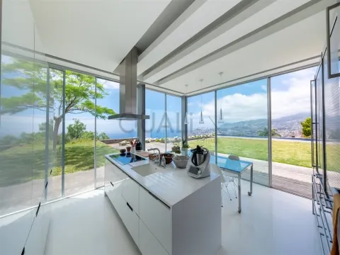 Majestic 4-Bedroom Villa with Infinity Pool Overlooking Funchal