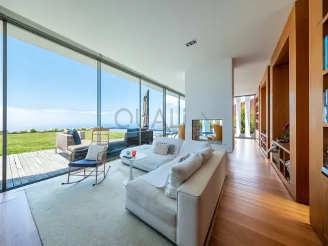 Majestic 4-Bedroom Villa with Infinity Pool Overlooking Funchal