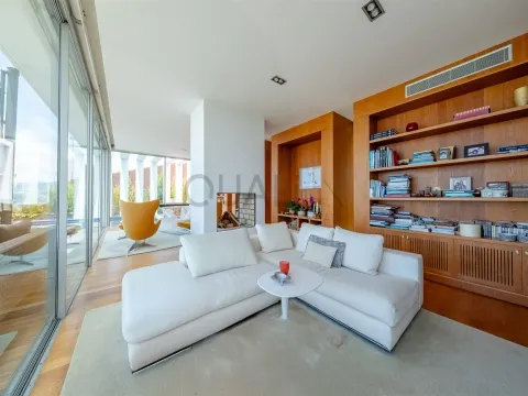 Majestic 4-Bedroom Villa with Infinity Pool Overlooking Funchal