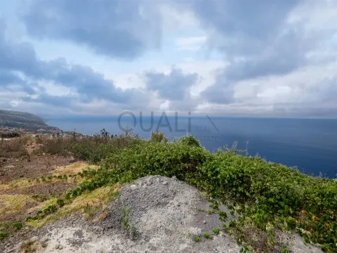 Terreno com 973 m2 nos Prazeres, Calheta