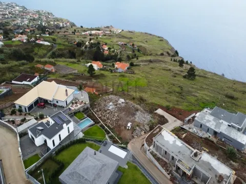Terreno com 973 m2 nos Prazeres, Calheta