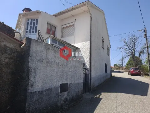 Casa de habitação com 2 pisos e anexo.